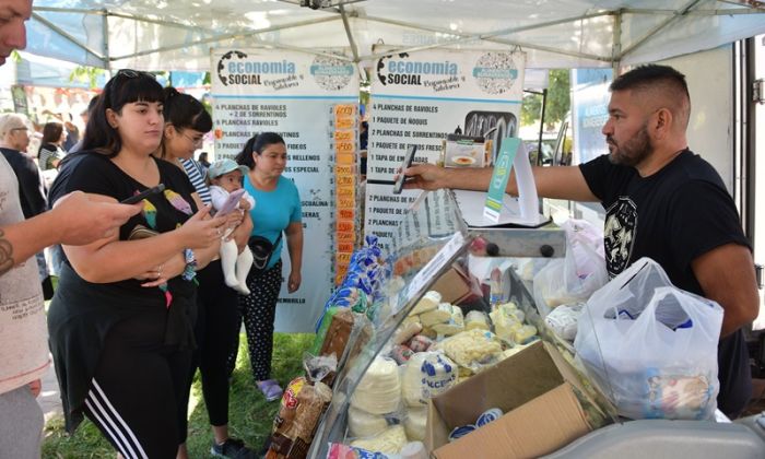 F. Varela - Mercado Activo en Villa del Plata: diversidad de productos con precios accesibles